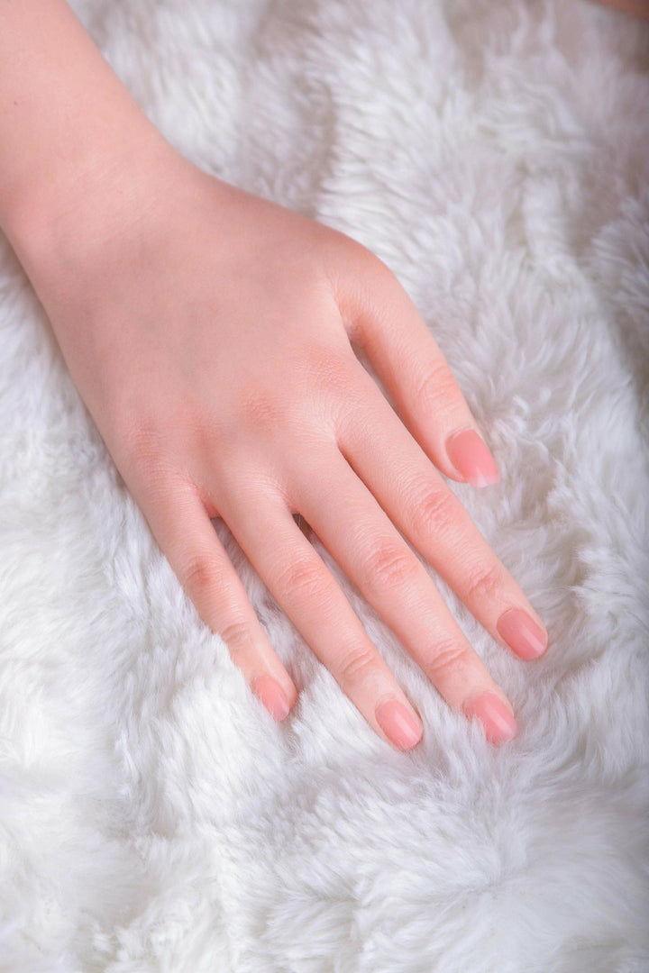 Realistische Hand auf weißem Fell