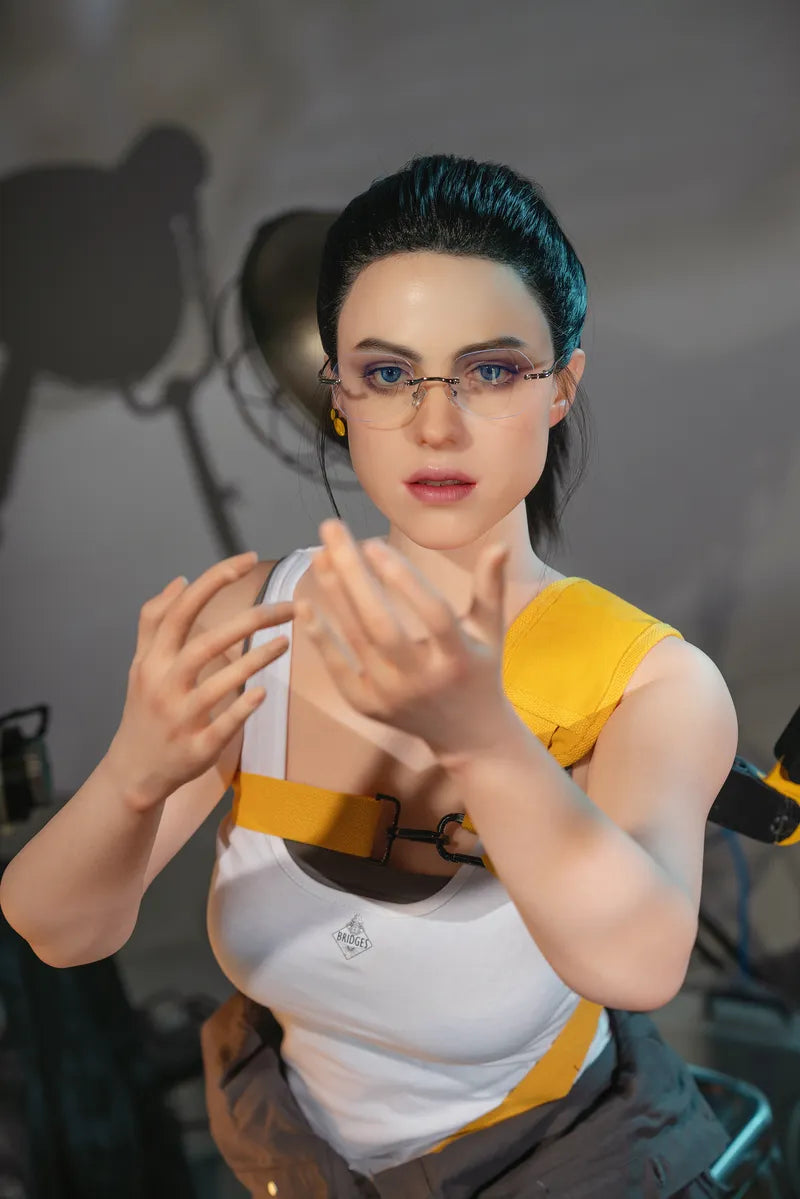 Frau mit Brille und Werkzeug