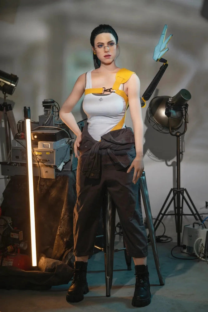 Futuristische Sexpuppe in Werkstattumgebung