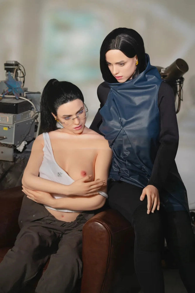 Zwei realistische Sexpuppen auf Sofa