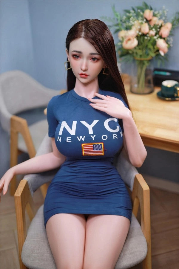 Frau in blauem Kleid sitzend