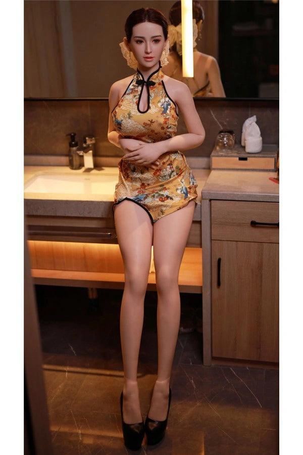 Sexpuppe in traditionellem Kleid