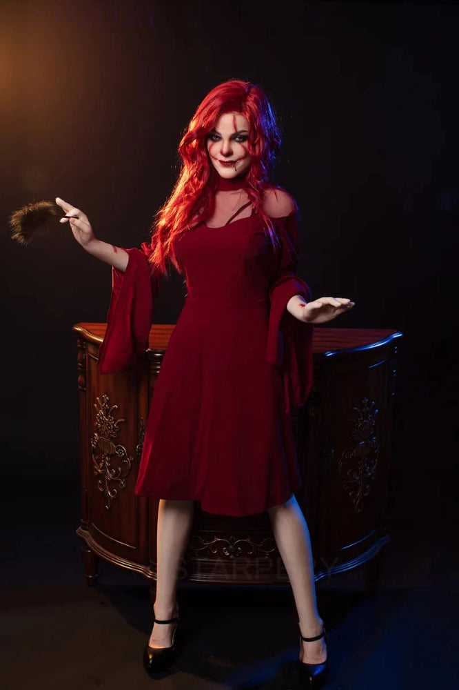 Rothaarige Puppe in rotem Kleid