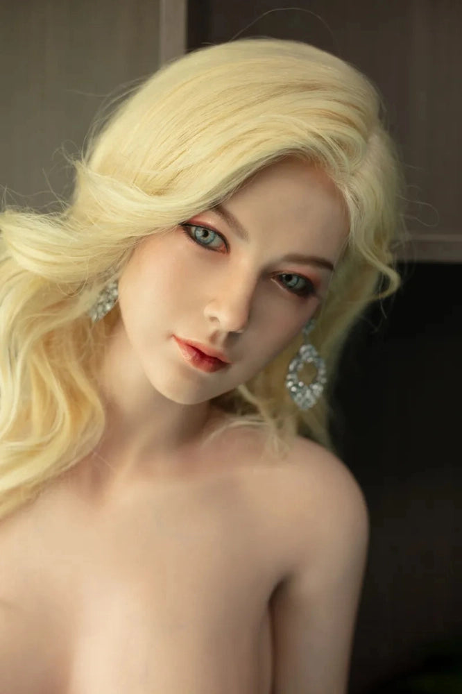 Blonde Sexpuppe mit Ohrringen