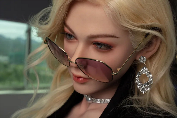 Blonde Sexpuppe mit Sonnenbrille
