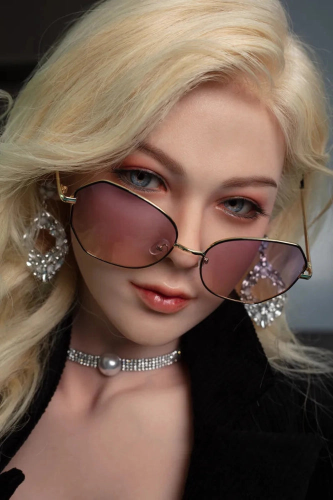 Blonde Sexpuppe mit Sonnenbrille