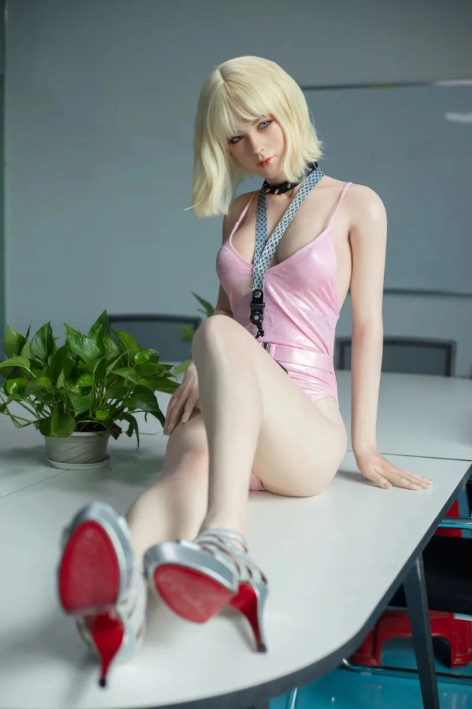 Sexpuppe in rosa Outfit sitzend