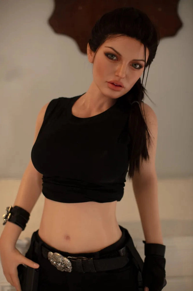 Realistische Sexpuppe mit schwarzem Outfit