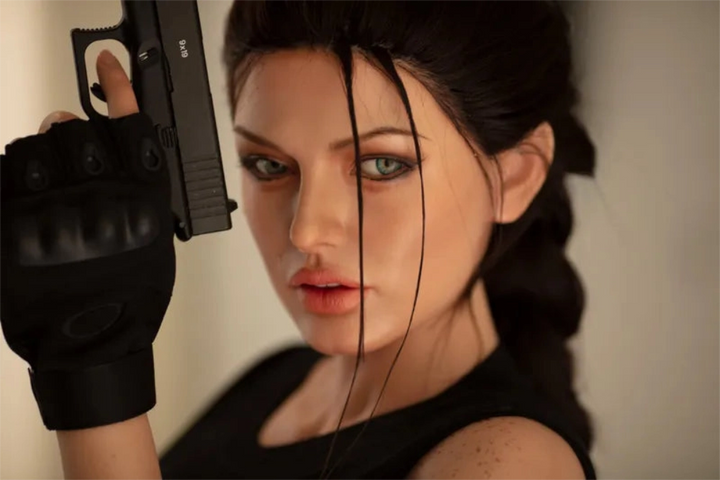 Sexpuppe mit Waffe und Handschuh