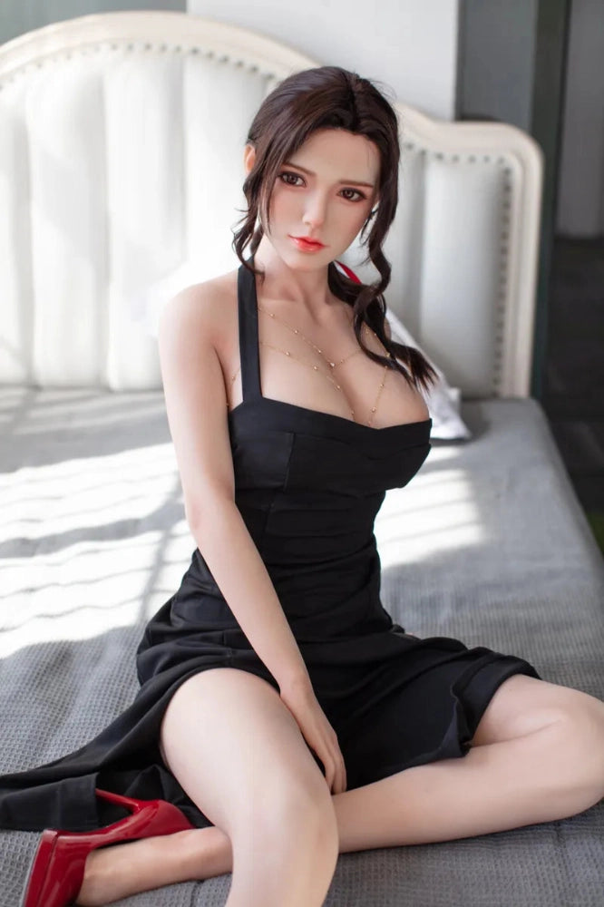 Sexpuppe in schwarzem Kleid