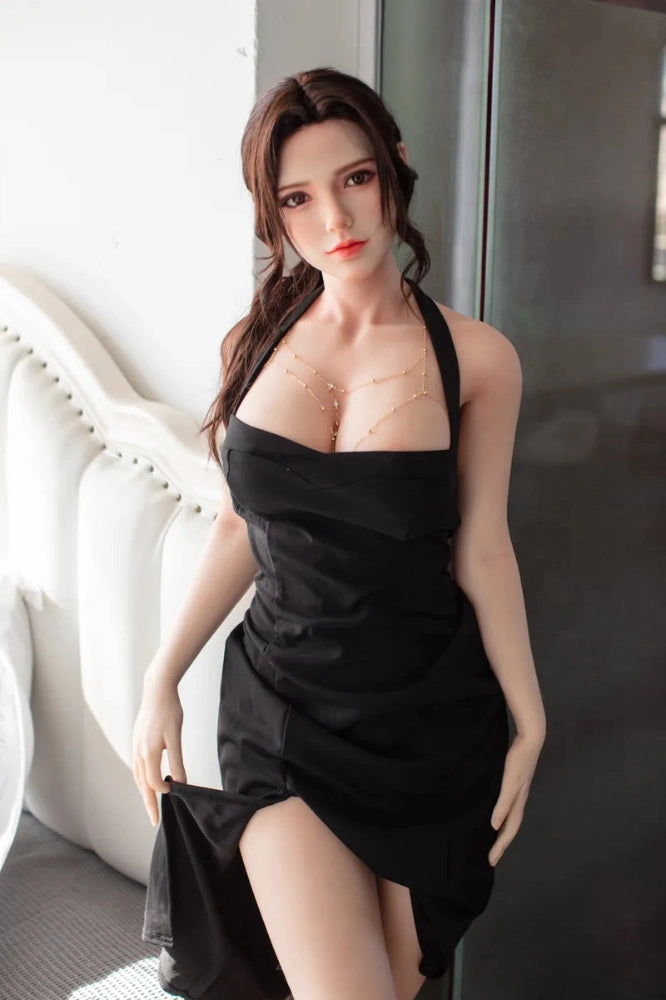 Sexpuppe in schwarzem Kleid