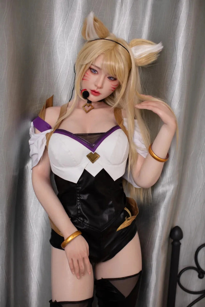 Sexpuppe im Cosplay-Outfit, blond