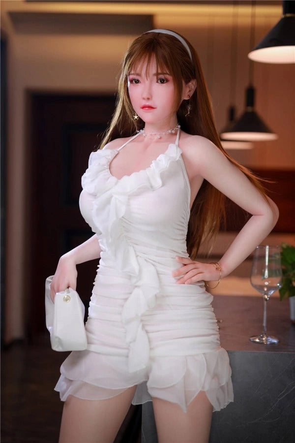 Realistische Sexpuppe in weißem Kleid