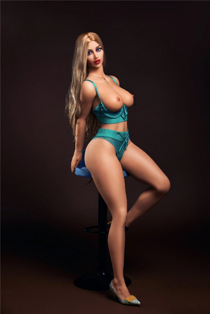 Realistische Sexpuppe auf Hocker
