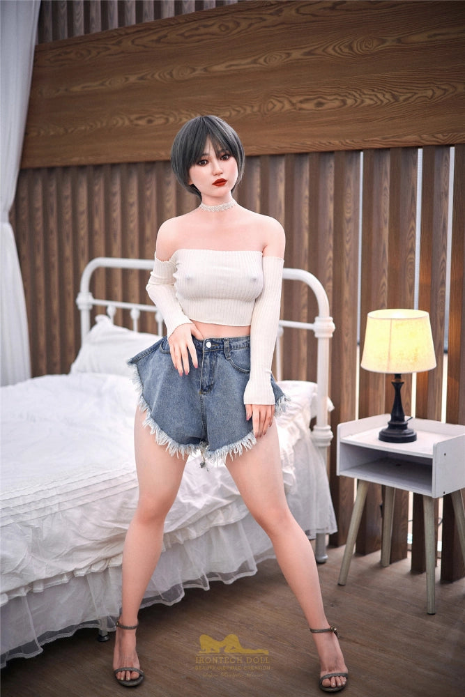 Sexpuppe in Schlafzimmer stehend
