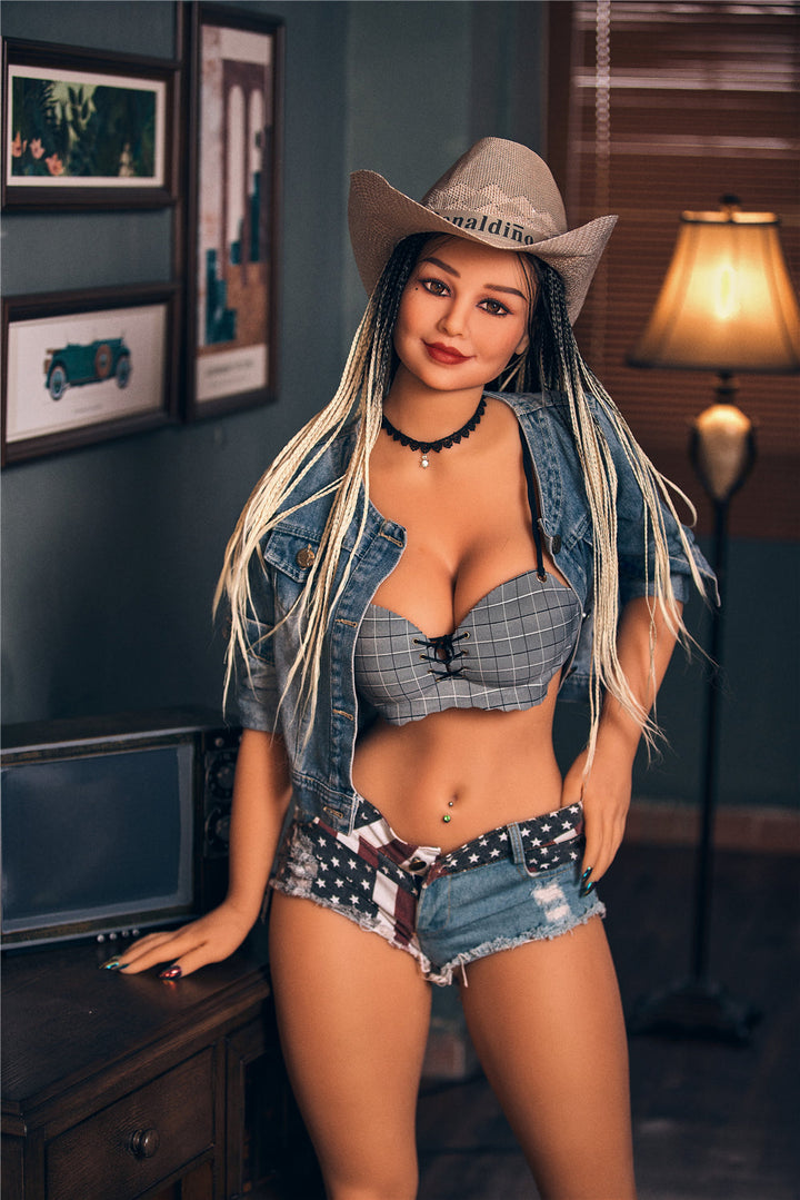 Sexpuppe im Western-Outfit posiert