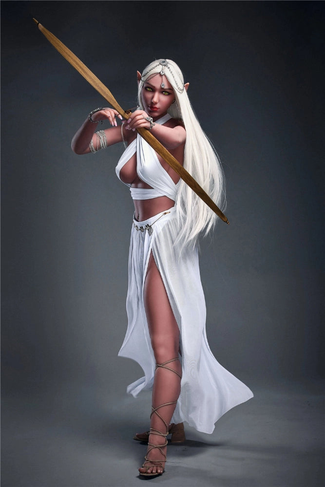 Fantasy-Sexpuppe mit Bogen posiert
