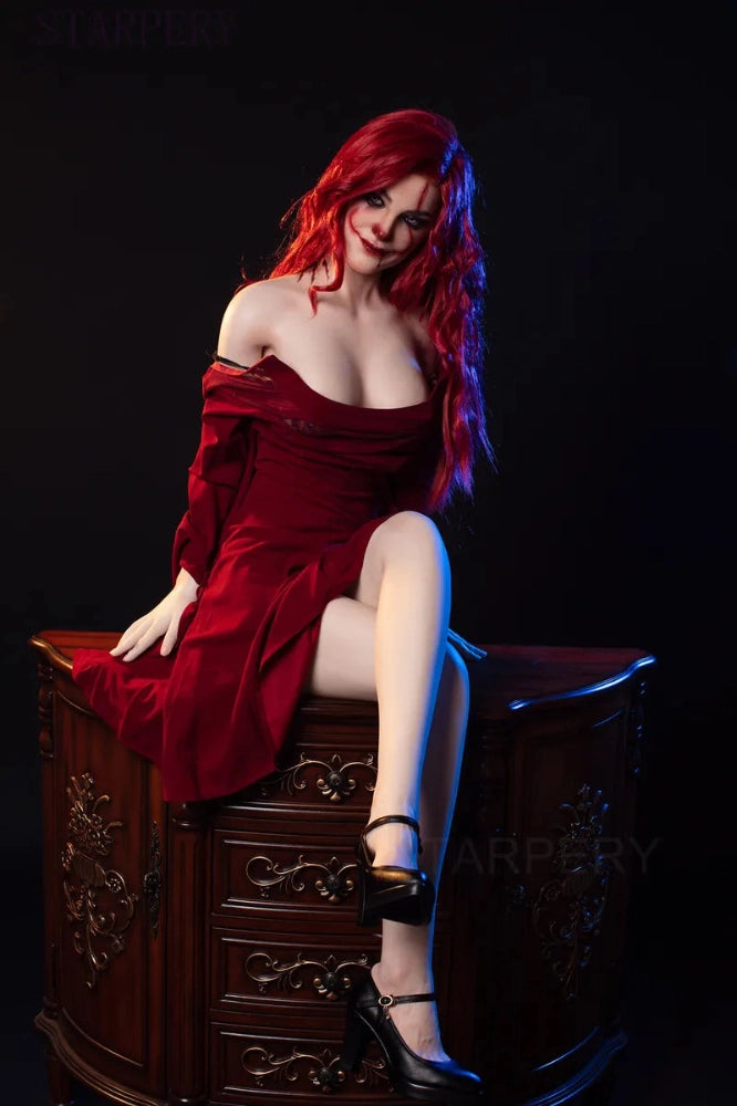 Rothaarige Sexpuppe in rotem Kleid