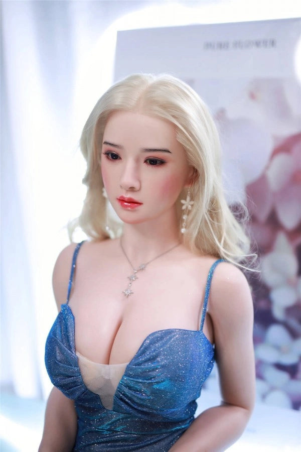 Blonde Puppe in blauem Kleid