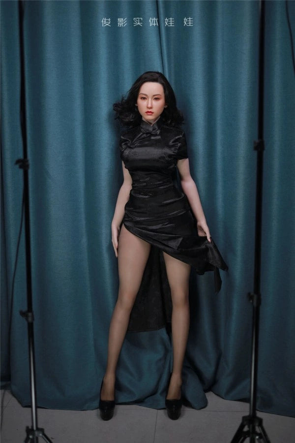 Sexpuppe in schwarzem Kleid