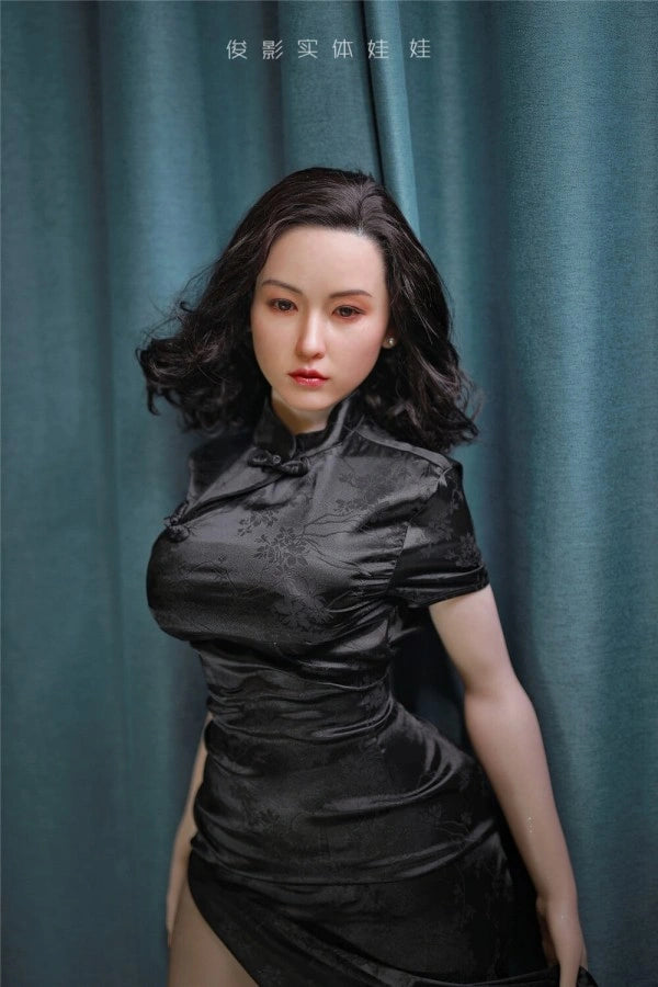 Frau in schwarzem Kleid stehend