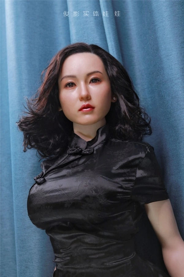 Frau in schwarzem Kleid stehend