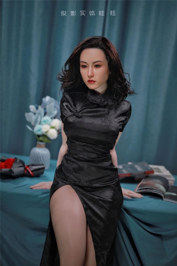 Frau in schwarzem Kleid sitzend