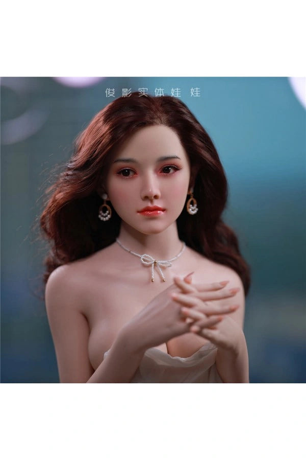 Realistische Sexpuppe mit Schmuck