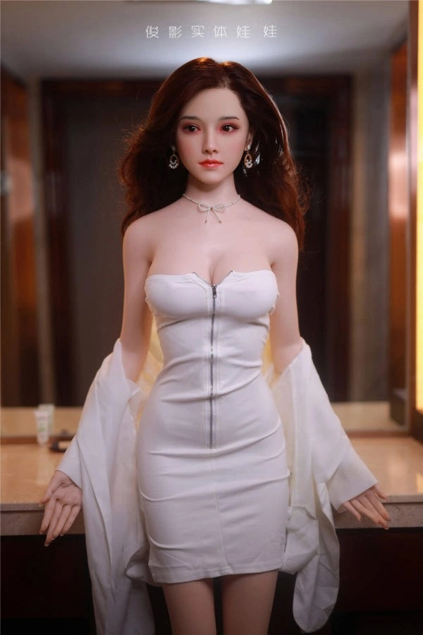 Realistische Sexpuppe in weißem Kleid