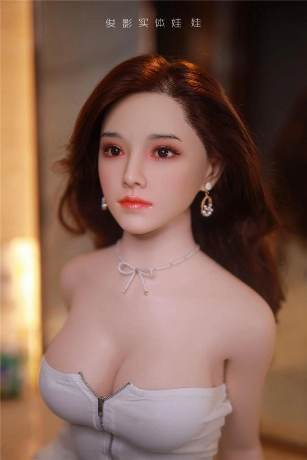 Realistische Sexpuppe mit Schmuck