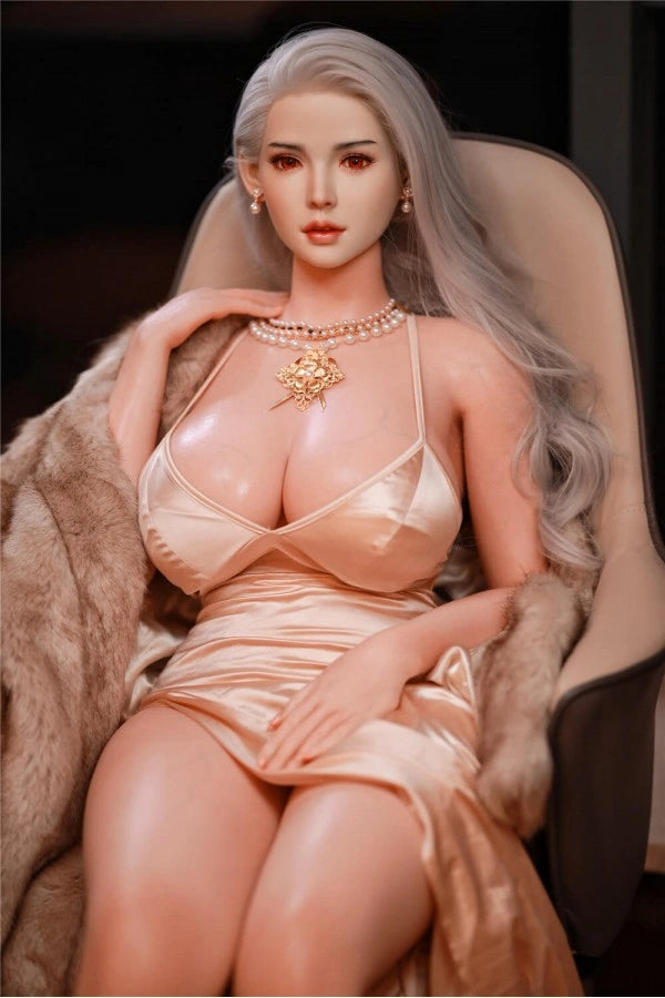 Sexpuppe in eleganter Kleidung