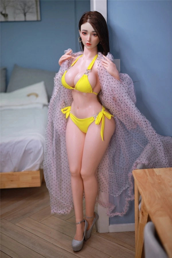 Frau in gelbem Bikini stehend