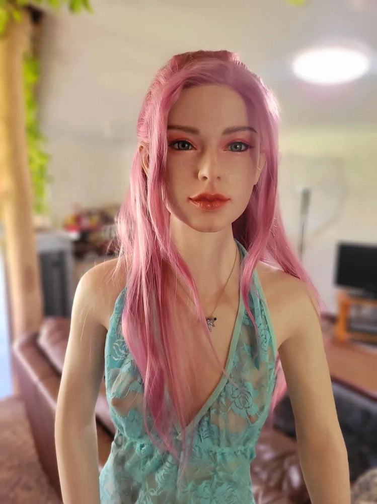 Sexpuppe mit rosa Haaren