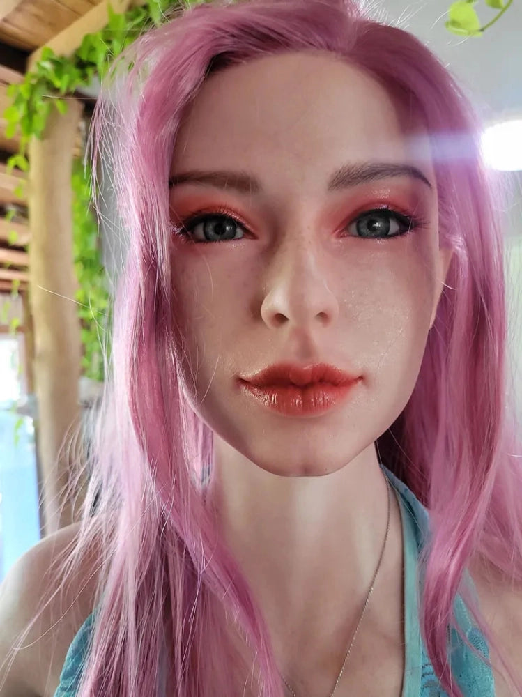 Realistische Sexpuppe mit rosa Haaren