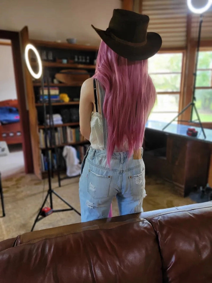 Sexpuppe mit pinken Haaren, Cowboyhut