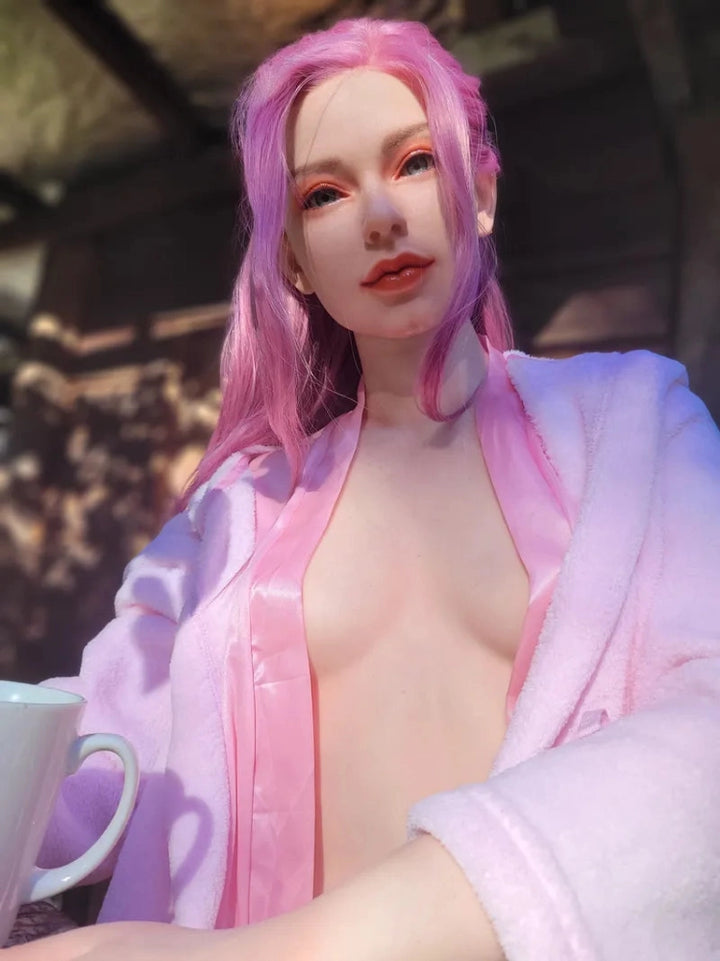 Sexpuppe mit rosa Haaren, Bademantel
