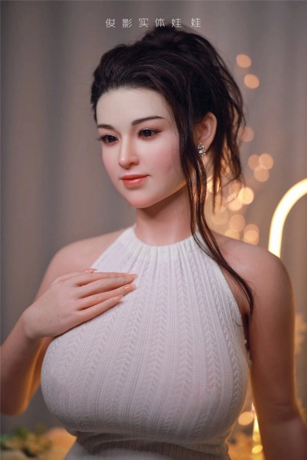 Sexpuppe in weißem Kleid