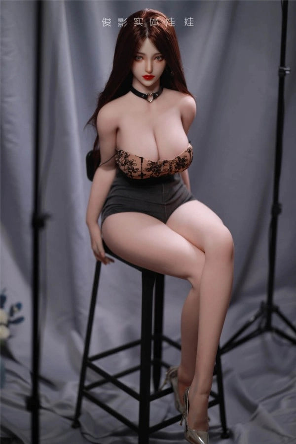 Sexpuppe auf einem Hocker sitzend