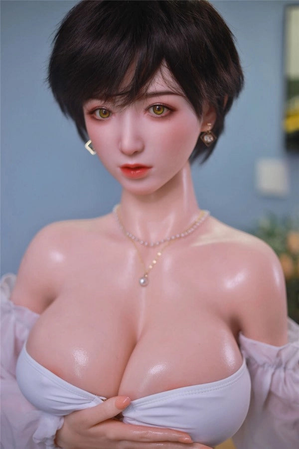 Frau mit kurzem Haar, Schmuck