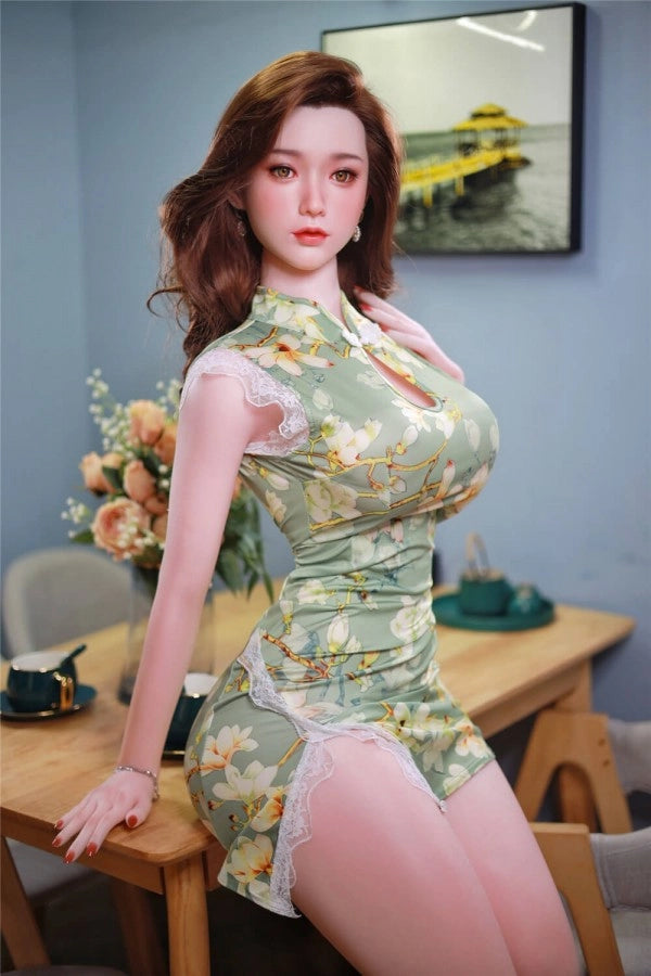 Frau in grünem Kleid sitzend