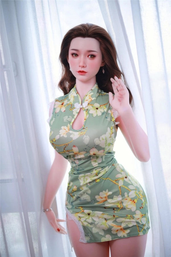 Sexpuppe in traditionellem Kleid