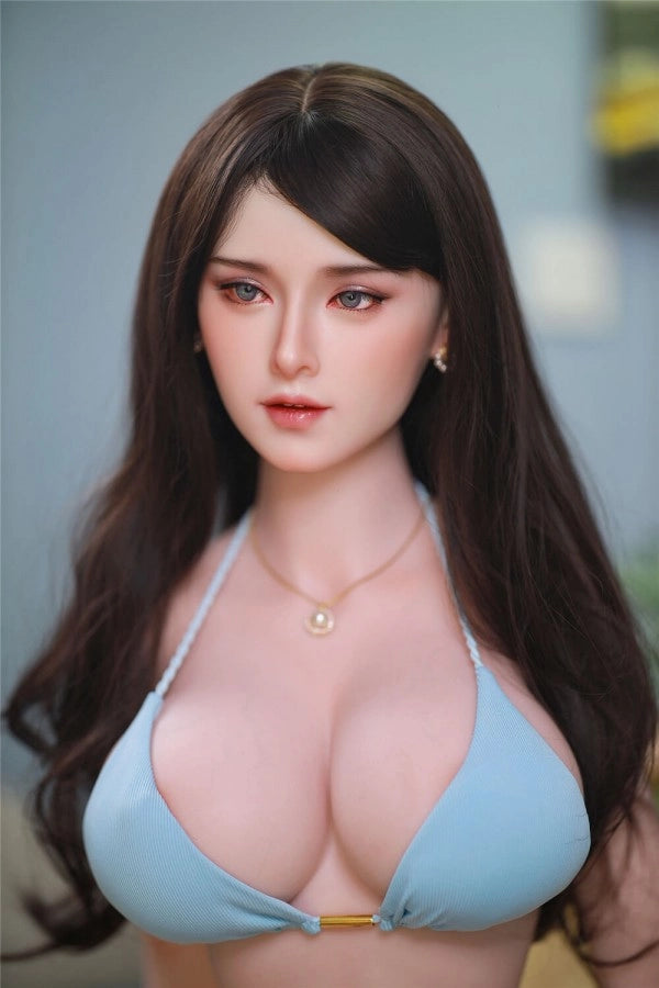 Sexpuppe mit blauem Bikini-Oberteil
