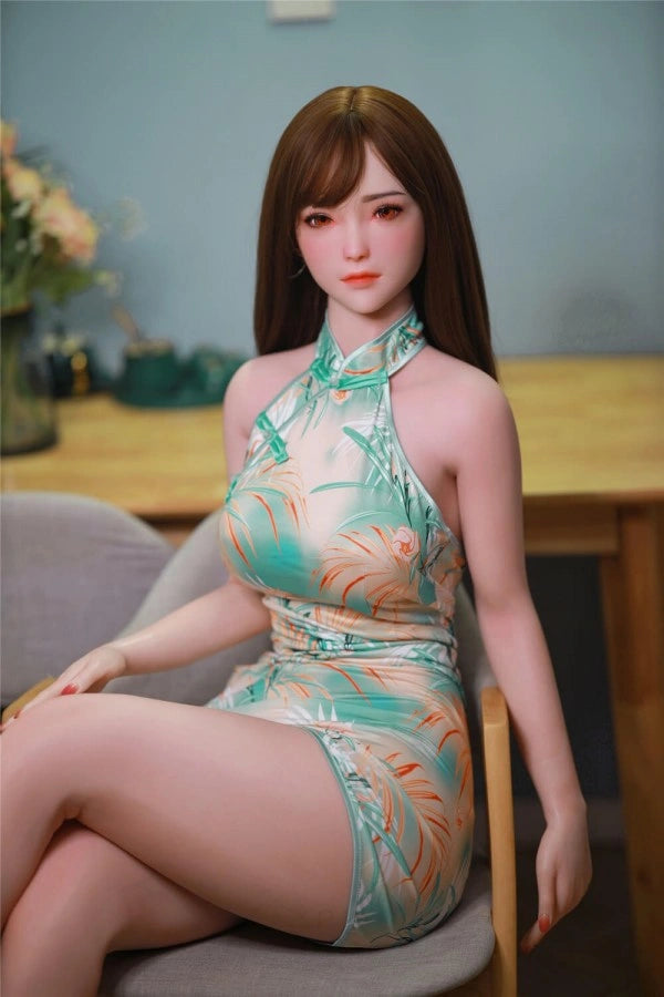 Sexpuppe im eleganten Kleid sitzen