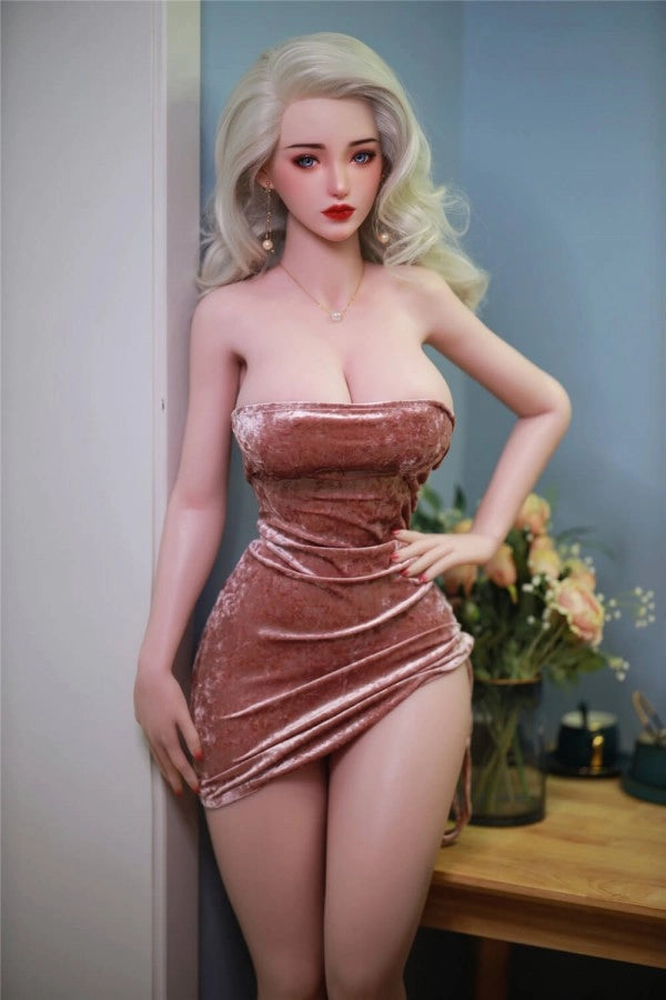 Sexpuppe in rosa Kleid stehend