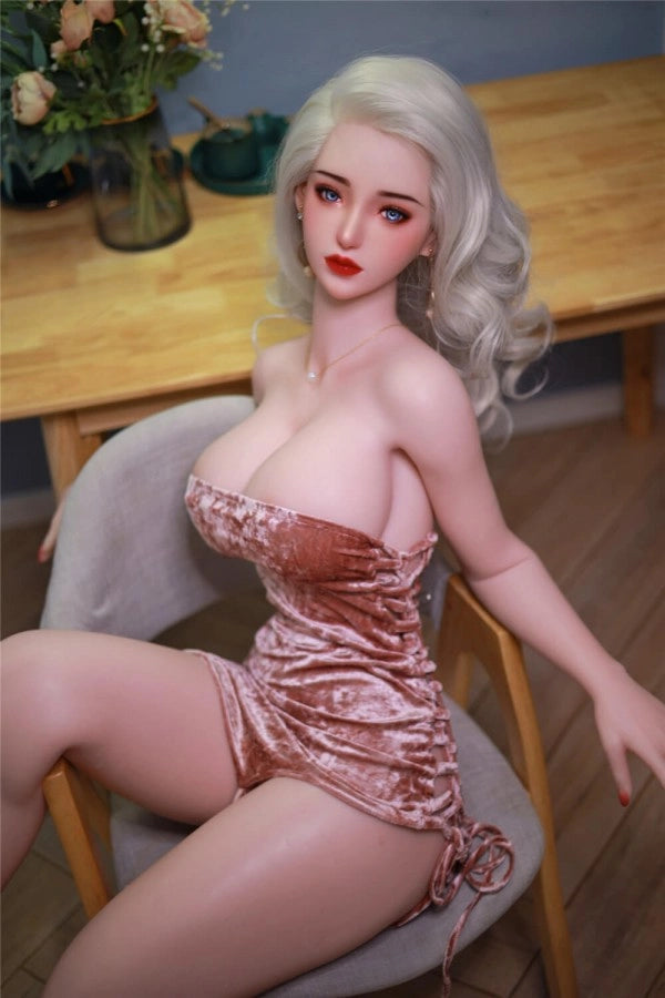 Sexpuppe in einem Stuhl sitzend