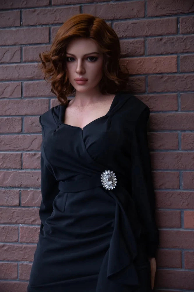 Realistische Sexpuppe in schwarzem Kleid