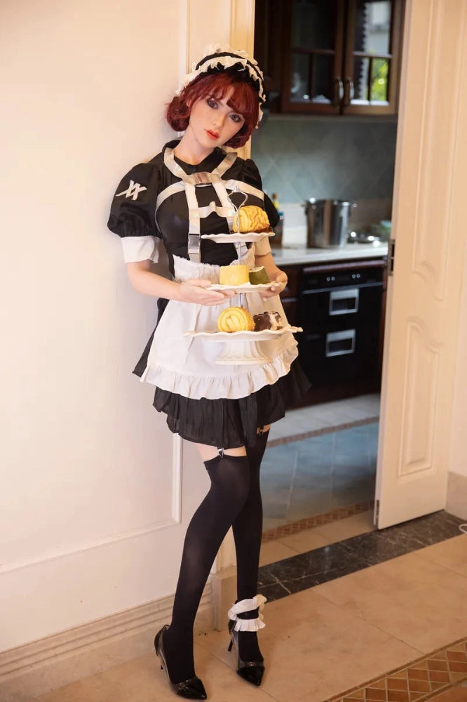 Sexpuppe im Dienstmädchen-Outfit stehend
