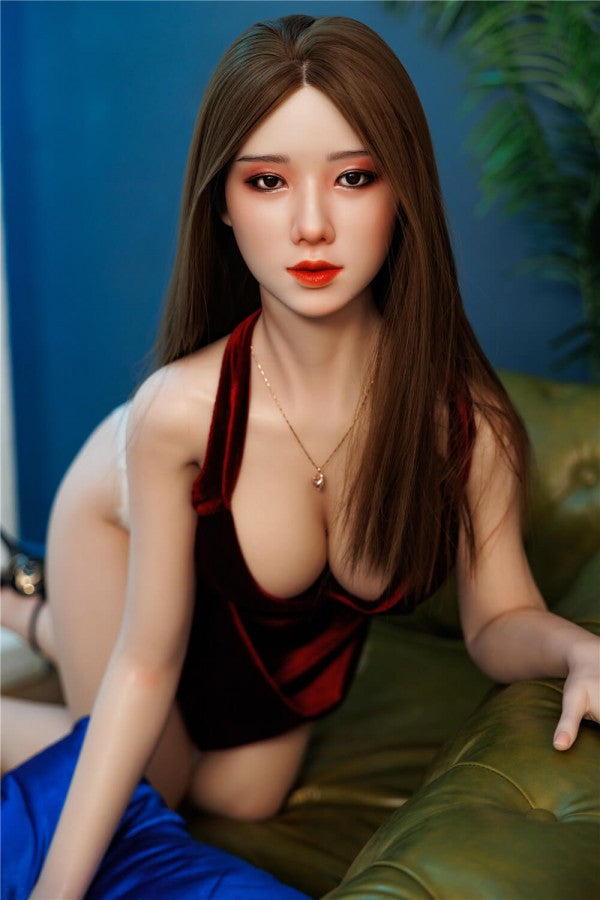 Realistische Sexpuppe auf Sofa sitzend
