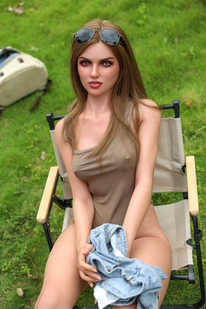 Sexdoll im Freien auf Stuhl