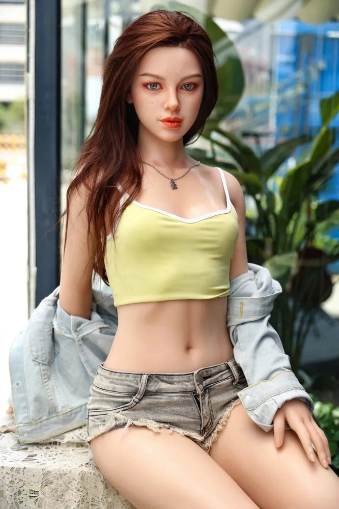 Realistische Sexpuppe mit Kleidung draußen